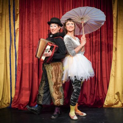 Kindertheater. WIE KATER ZORBAS DER KLEINEN MÖWE DAS FLIEGEN BEIBRACHTE. Spiel & Musik Isabelle Guidi & Gwendolin Stisser. Regie und Lichttechnik Johanna Sophie Müller - Theater HERZeigen