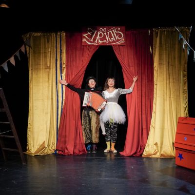 Kindertheater. WIE KATER ZORBAS DER KLEINEN MÖWE DAS FLIEGEN BEIBRACHTE. Spiel & Musik Isabelle Guidi & Gwendolin Stisser. Regie und Lichttechnik Johanna Sophie Müller - Theater HERZeigen