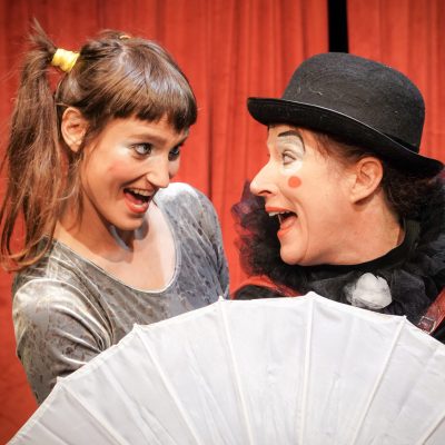 Kindertheater. WIE KATER ZORBAS DER KLEINEN MÖWE DAS FLIEGEN BEIBRACHTE. Spiel & Musik Isabelle Guidi & Gwendolin Stisser. Regie und Lichttechnik Johanna Sophie Müller - Theater HERZeigen