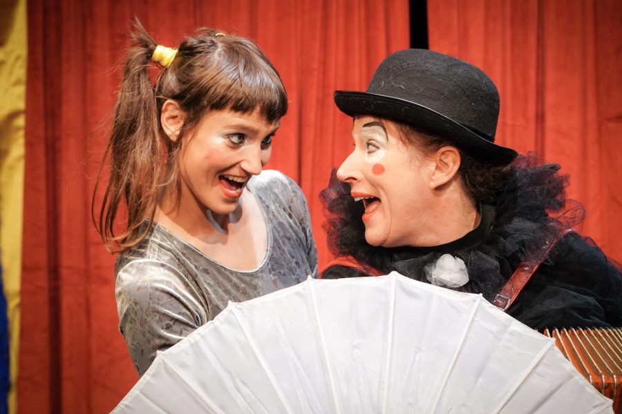 Kindertheater. WIE KATER ZORBAS DER KLEINEN MÖWE DAS FLIEGEN BEIBRACHTE. Spiel & Musik Isabelle Guidi & Gwendolin Stisser. Regie und Lichttechnik Johanna Sophie Müller - Theater HERZeigen