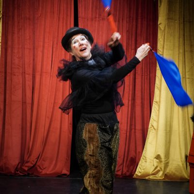 Kindertheater. WIE KATER ZORBAS DER KLEINEN MÖWE DAS FLIEGEN BEIBRACHTE. Spiel & Musik Isabelle Guidi & Gwendolin Stisser. Regie und Lichttechnik Johanna Sophie Müller - Theater HERZeigen