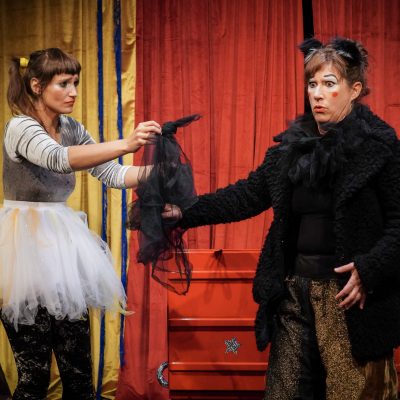 Kindertheater. WIE KATER ZORBAS DER KLEINEN MÖWE DAS FLIEGEN BEIBRACHTE. Spiel & Musik Isabelle Guidi & Gwendolin Stisser. Regie und Lichttechnik Johanna Sophie Müller - Theater HERZeigen