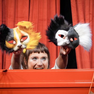 Kindertheater. WIE KATER ZORBAS DER KLEINEN MÖWE DAS FLIEGEN BEIBRACHTE. Spiel & Musik Isabelle Guidi & Gwendolin Stisser. Regie und Lichttechnik Johanna Sophie Müller - Theater HERZeigen