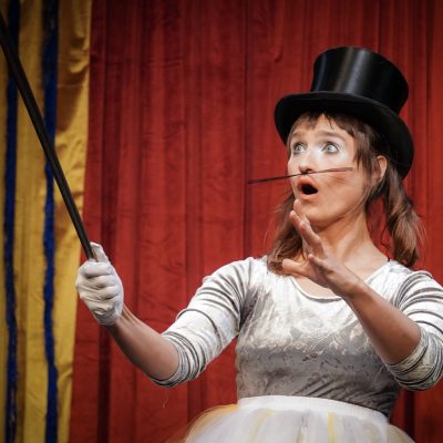 Kindertheater. WIE KATER ZORBAS DER KLEINEN MÖWE DAS FLIEGEN BEIBRACHTE. Spiel & Musik Isabelle Guidi & Gwendolin Stisser. Regie und Lichttechnik Johanna Sophie Müller - Theater HERZeigen
