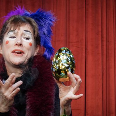 Kindertheater. WIE KATER ZORBAS DER KLEINEN MÖWE DAS FLIEGEN BEIBRACHTE. Spiel & Musik Isabelle Guidi & Gwendolin Stisser. Regie und Lichttechnik Johanna Sophie Müller - Theater HERZeigen