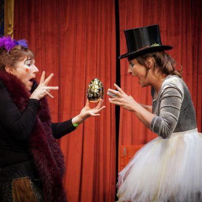Kindertheater. WIE KATER ZORBAS DER KLEINEN MÖWE DAS FLIEGEN BEIBRACHTE. Spiel & Musik Isabelle Guidi & Gwendolin Stisser. Regie und Lichttechnik Johanna Sophie Müller - Theater HERZeigen