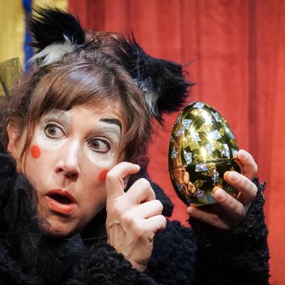 Kindertheater. WIE KATER ZORBAS DER KLEINEN MÖWE DAS FLIEGEN BEIBRACHTE. Spiel & Musik Isabelle Guidi & Gwendolin Stisser. Regie und Lichttechnik Johanna Sophie Müller - Theater HERZeigen