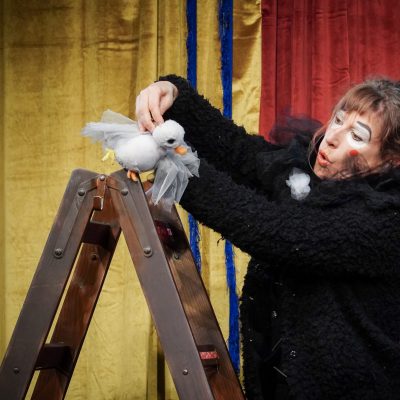 Kindertheater. WIE KATER ZORBAS DER KLEINEN MÖWE DAS FLIEGEN BEIBRACHTE. Spiel & Musik Isabelle Guidi & Gwendolin Stisser. Regie und Lichttechnik Johanna Sophie Müller - Theater HERZeigen