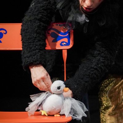 Kindertheater. WIE KATER ZORBAS DER KLEINEN MÖWE DAS FLIEGEN BEIBRACHTE. Spiel & Musik Isabelle Guidi & Gwendolin Stisser. Regie und Lichttechnik Johanna Sophie Müller - Theater HERZeigen