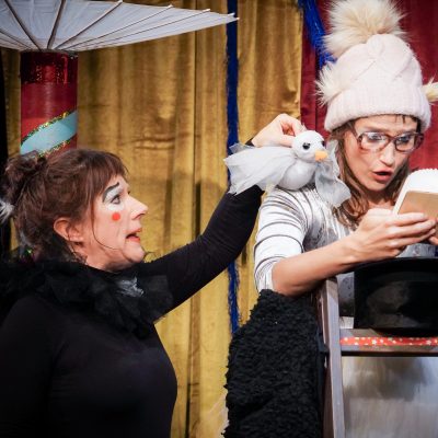 Kindertheater. WIE KATER ZORBAS DER KLEINEN MÖWE DAS FLIEGEN BEIBRACHTE. Spiel & Musik Isabelle Guidi & Gwendolin Stisser. Regie und Lichttechnik Johanna Sophie Müller - Theater HERZeigen