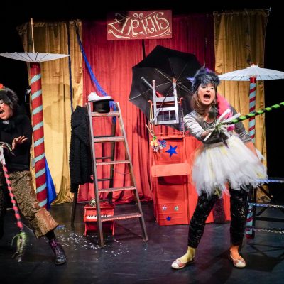 Kindertheater. WIE KATER ZORBAS DER KLEINEN MÖWE DAS FLIEGEN BEIBRACHTE. Spiel & Musik Isabelle Guidi & Gwendolin Stisser. Regie und Lichttechnik Johanna Sophie Müller - Theater HERZeigen