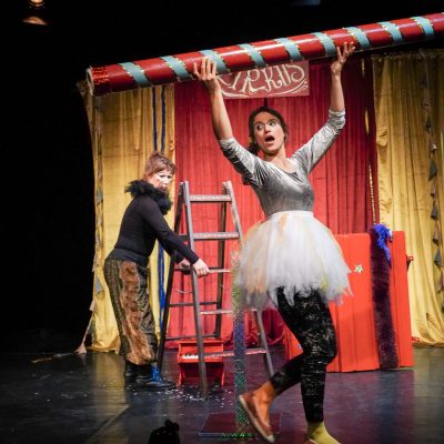 Kindertheater. WIE KATER ZORBAS DER KLEINEN MÖWE DAS FLIEGEN BEIBRACHTE. Spiel & Musik Isabelle Guidi & Gwendolin Stisser. Regie und Lichttechnik Johanna Sophie Müller - Theater HERZeigen