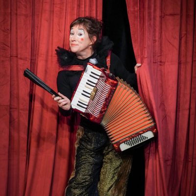 Kindertheater. WIE KATER ZORBAS DER KLEINEN MÖWE DAS FLIEGEN BEIBRACHTE. Spiel & Musik Isabelle Guidi & Gwendolin Stisser. Regie und Lichttechnik Johanna Sophie Müller - Theater HERZeigen
