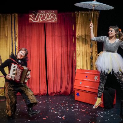 Kindertheater. WIE KATER ZORBAS DER KLEINEN MÖWE DAS FLIEGEN BEIBRACHTE. Spiel & Musik Isabelle Guidi & Gwendolin Stisser. Regie und Lichttechnik Johanna Sophie Müller - Theater HERZeigen